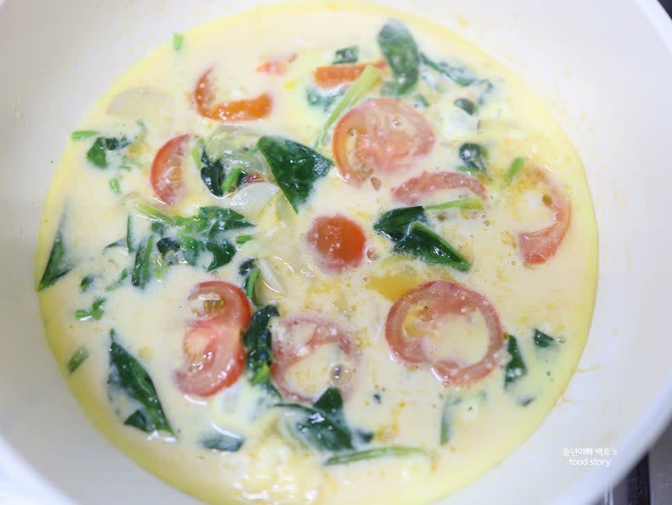 달걀물을 팬에 천천히 부어주며 비주얼이 잡히도록 잘 익혀주세요.