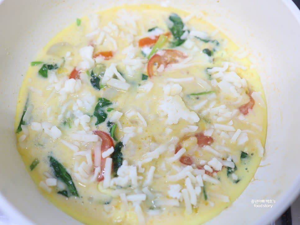 모차렐라 피자 치즈 70g을 골고루 위에 뿌린 후 뚜껑을 덮어줍니다.