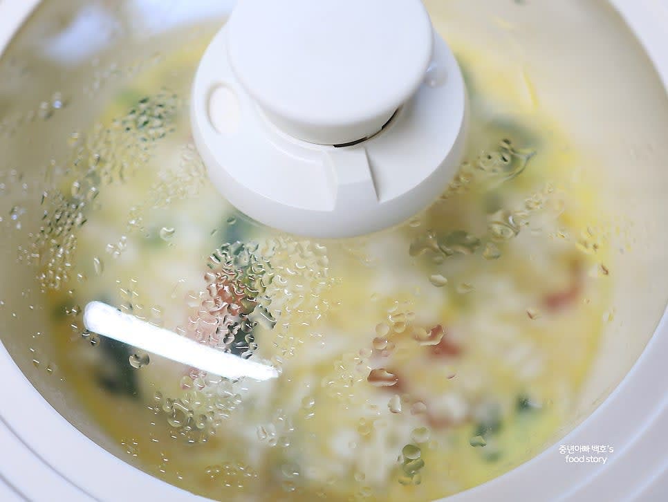 약불에서 3분간 익힌 뒤 뚜껑을 열어 확인합니다. 치즈가 잔열에도 녹도록 1~2분간 더 두면 완성됩니다.