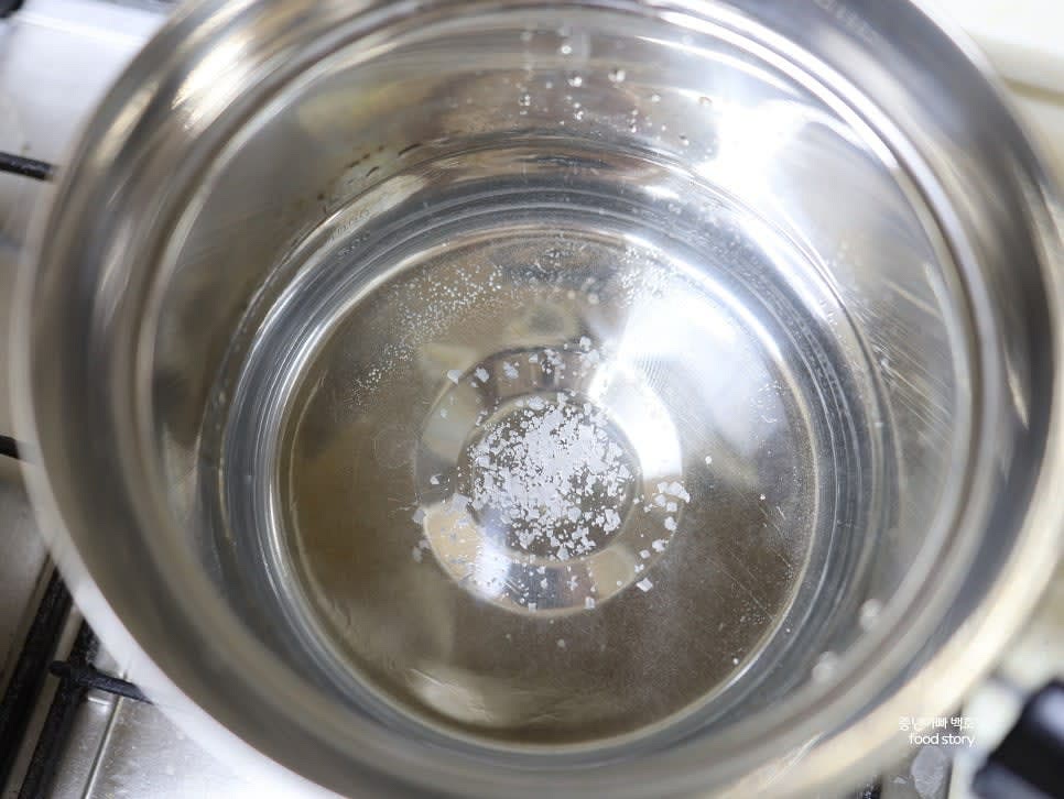 물 1500ml와 소금 1스푼을 넣고 팔팔 끓입니다.