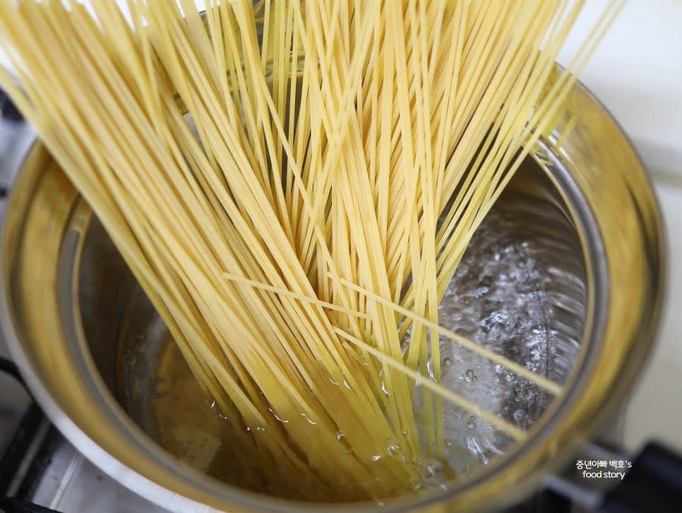 스파게티 면 1.5인분을 넣고 삶아줍니다.