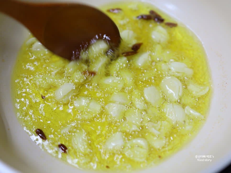 불이 세면 타기 때문에 중약 불로 낮춘 후 마늘과 고추 향이 올라올 때까지 볶아줍니다.