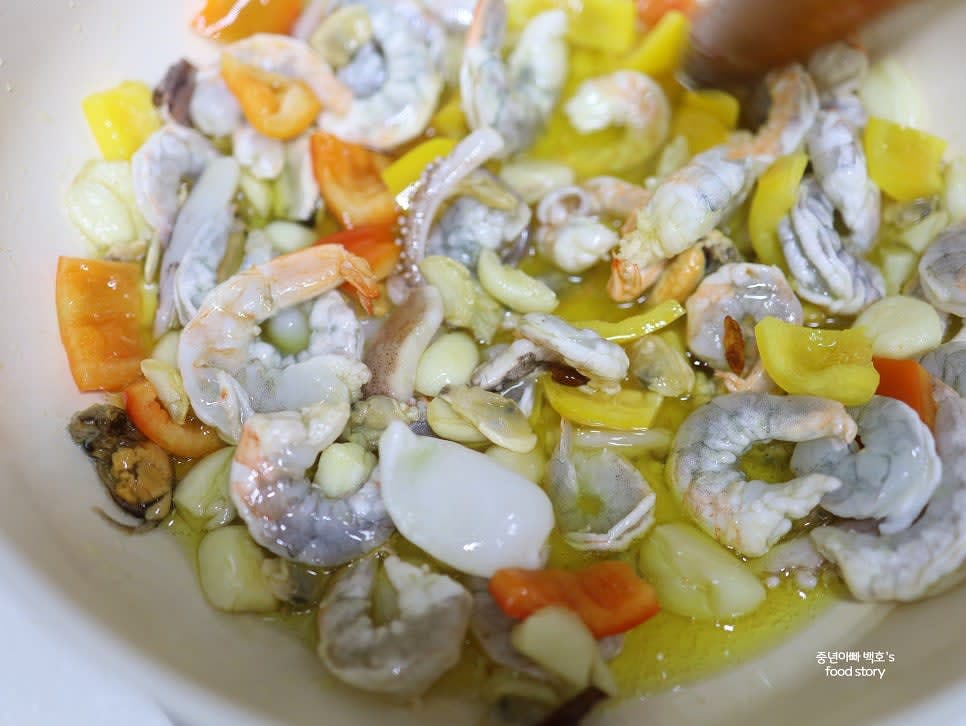 파프리카, 새우와 해물모듬을 넣고 볶아줍니다.