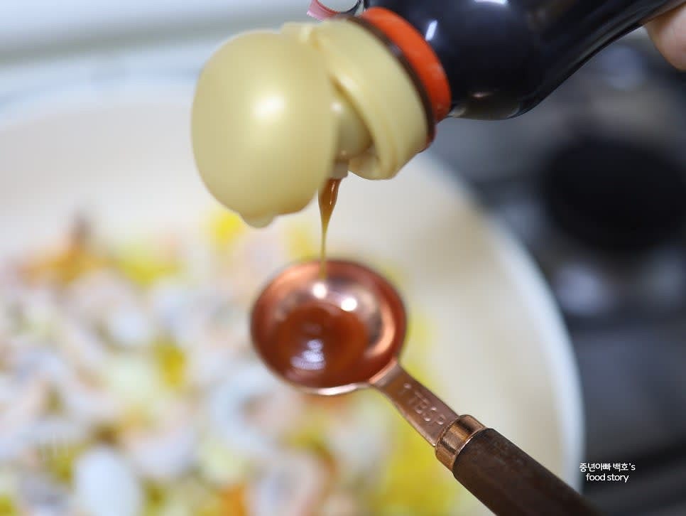 감칠맛을 높여줄 치킨 스톡을 추가하고 후추를 톡톡 뿌리고 완성된 감바스를 마무리합니다.