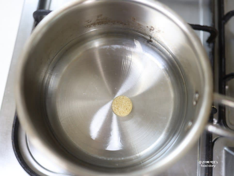 냄비에 생수 500ml 붓고 멸치육수용 동전 1알을 넣어주세요. 사골육수로 끓이면 더 맛있습니다.