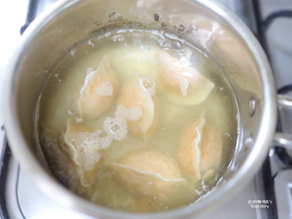 팔팔 끓기 시작하면 짬뽕만두 1봉 (6개)를 넣어주세요.