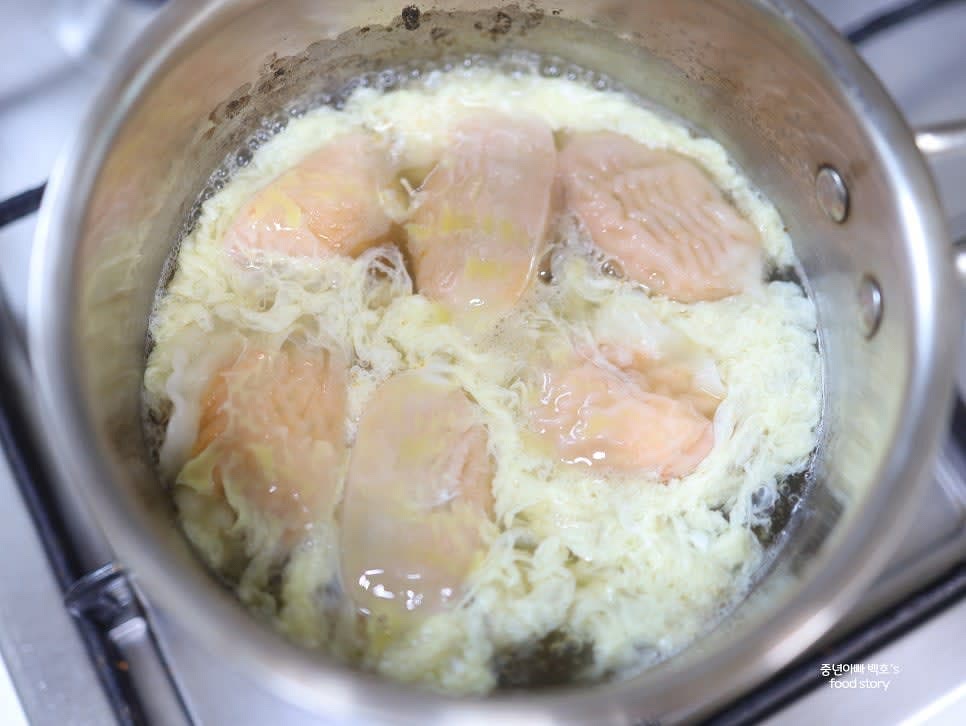 미리 풀어 놓은 계란물을 빙 둘러 가면서 넣어 주세요. 포슬포슬한 식감으로 먹기 위해 젓지 말고 그대로 익혀 줍니다.