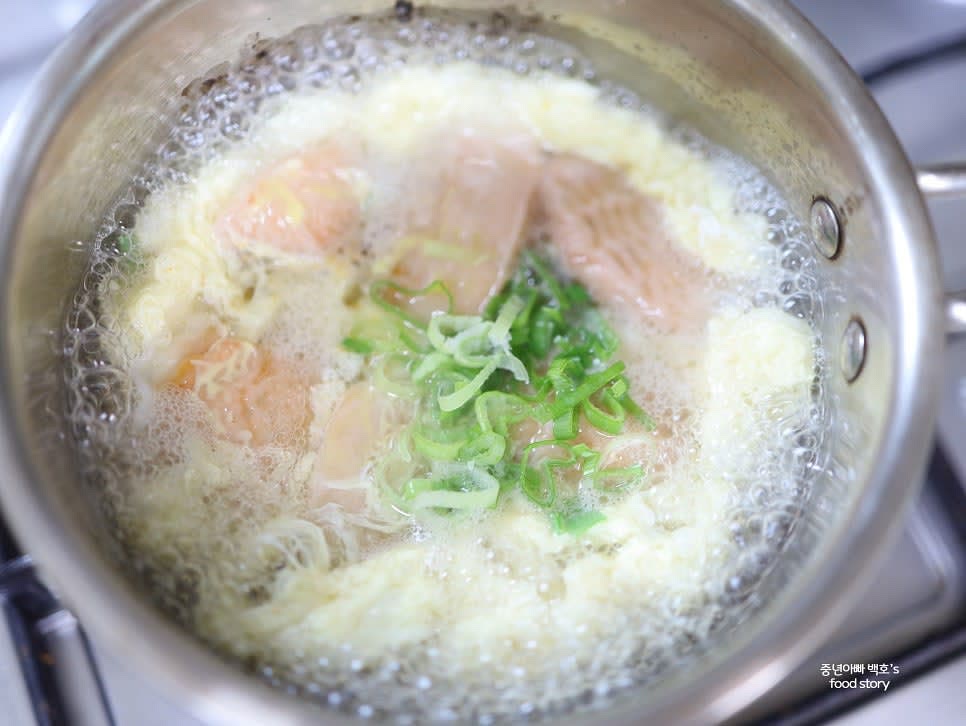 송송 썰어 놓은 대파 1스푼을 넣고 휘리릭 끓으면 불을 꺼주세요.