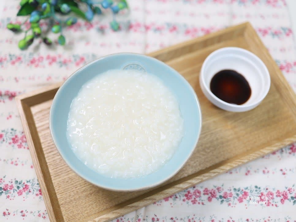 완성된 죽 위에 간장을 약간 뿌려 간을 맞추세요.