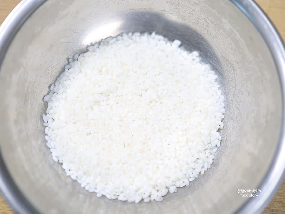 백미는 깨끗이 씻은 후 물이 조금 있는 상태에서 30분간 불려 주세요.
