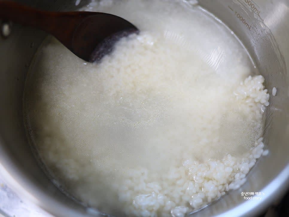 어느 정도 볶아졌으면 생수 500ml를 먼저 부어주세요.