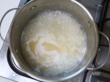 센 불로 끓이다가 팔팔 끓기 시작하면 생수 500ml를 추가로 넣어주세요.