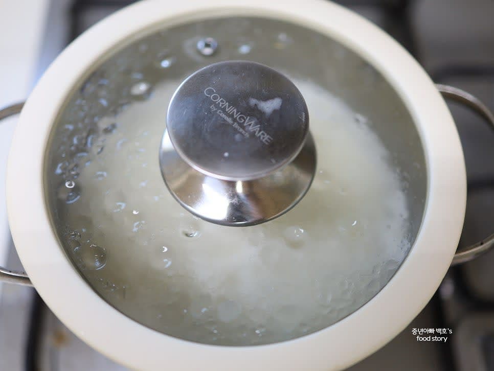 뚜껑을 덮은 후 약불로 뭉근하게 끓여주세요. 중간에 눌어붙지 않도록 자주 저어 주세요. 15~20분 정도 끓이면 잘 퍼져 있을 겁니다.