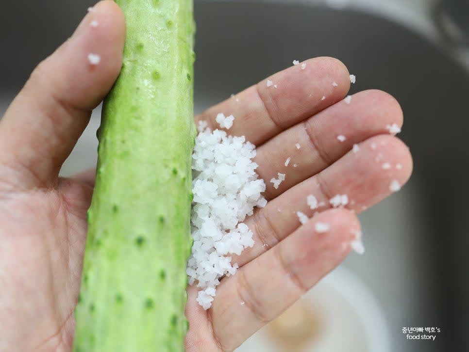 오이는 흐르는 물에 헹구어 준 후 굵은 소금으로 박박 문질러 세척해주세요. 채소(오이, 파프리카)를 길게 채썰어 준비합니다.