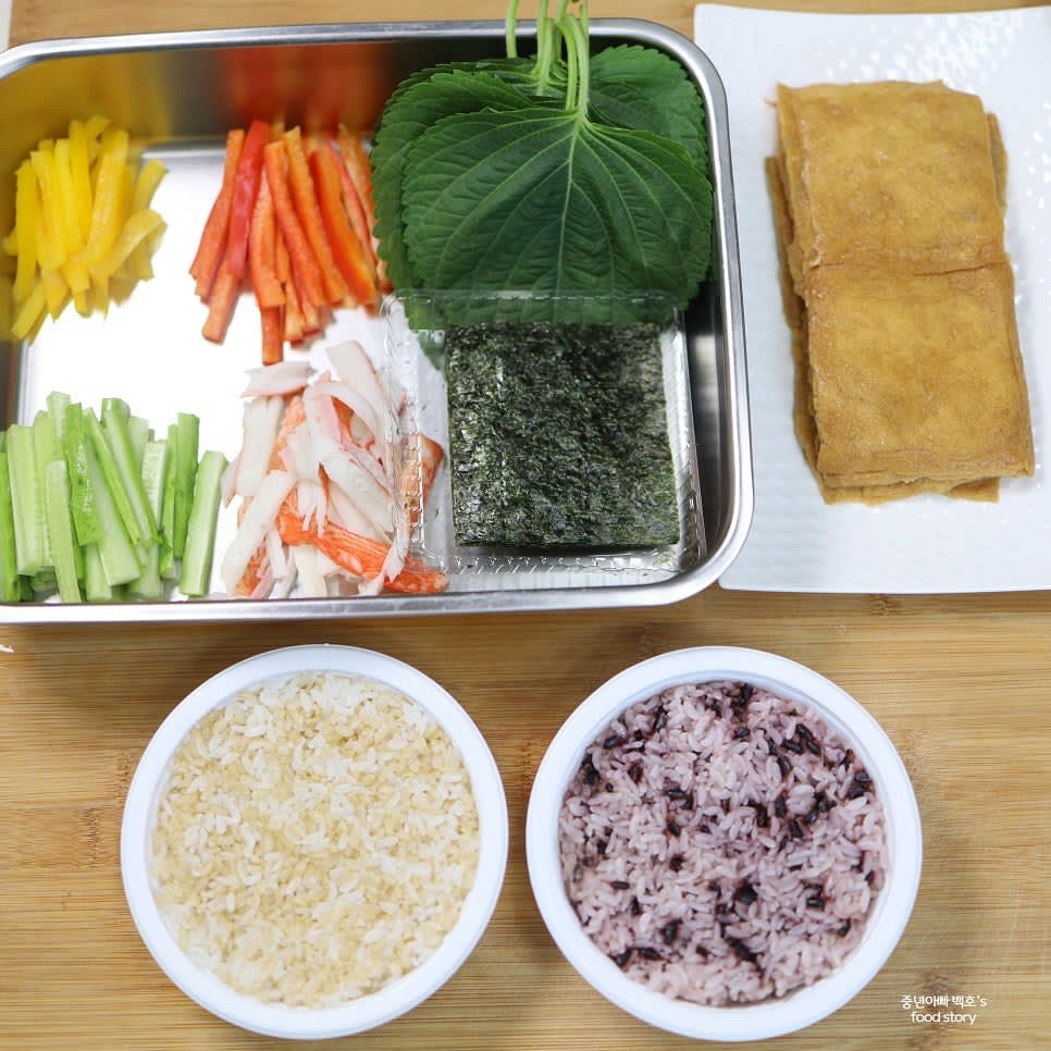 깻잎과 김을 준비하고, 김 한 장을 롤 크기에 맞게 잘라줍니다.