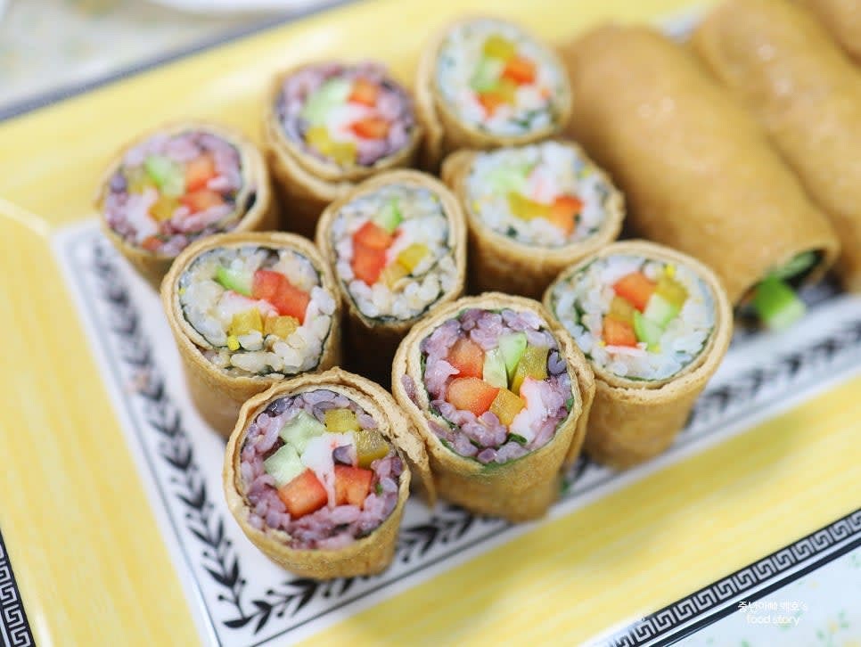 완성된 롤을 원하는 크기로 썰어 접시에 담습니다.