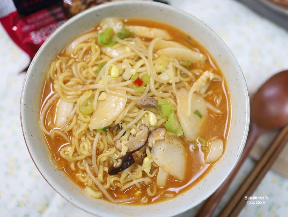 모든 재료가 익으면 완성 그릇에 담아 맛있게 즐깁니다.