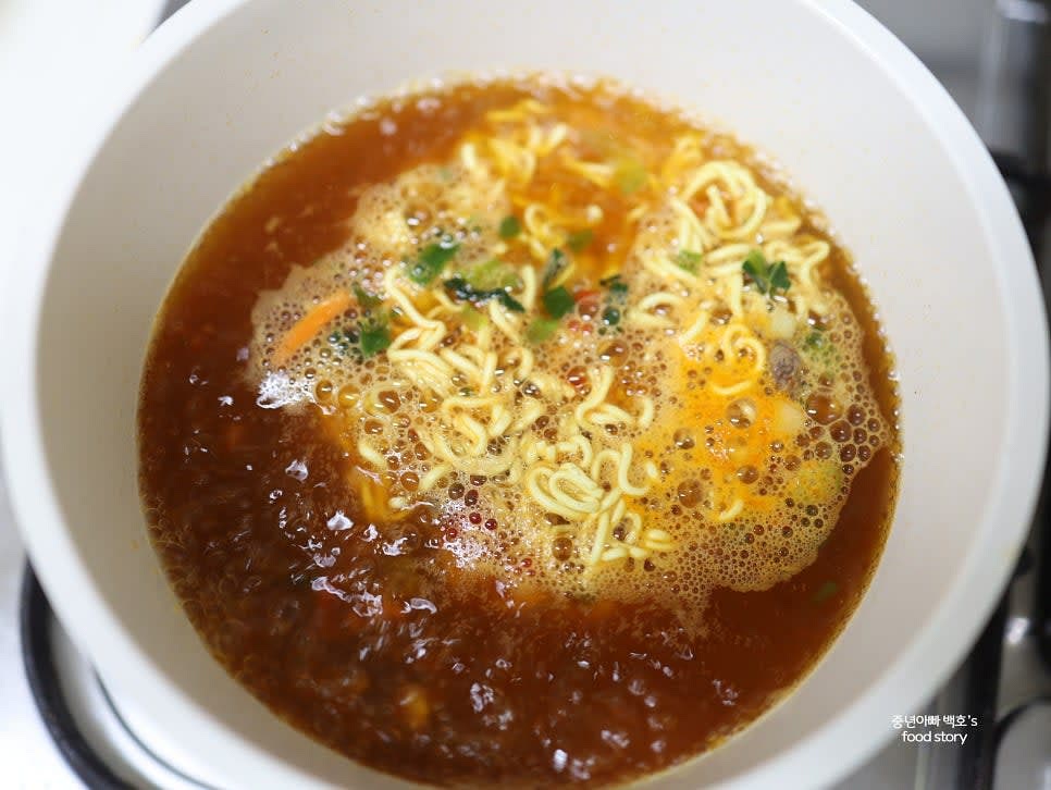 더미식 장인라면의 면과 스프를 추가로 넣고 끓입니다.