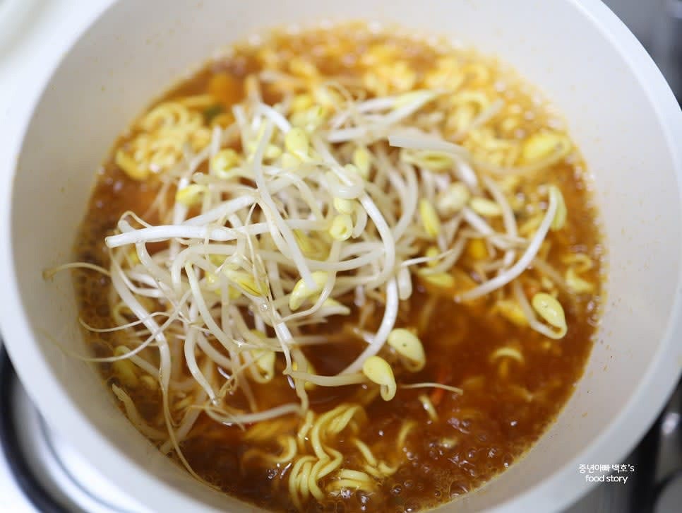 콩나물 1컵 반을 깨끗이 세척한 후 끓는 물에 넣습니다.