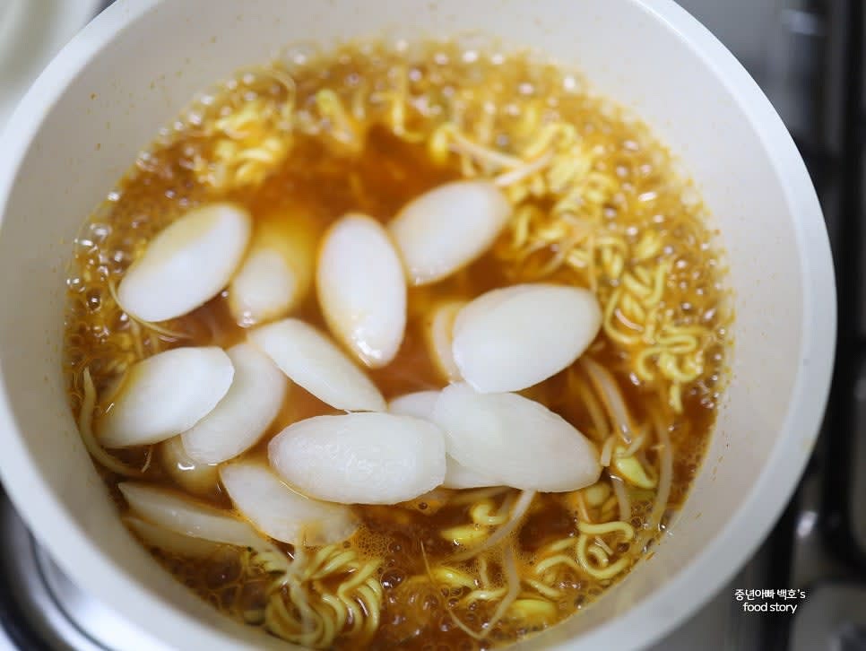 떡국떡 1/2컵도 콩나물과 함께 넣어줍니다.