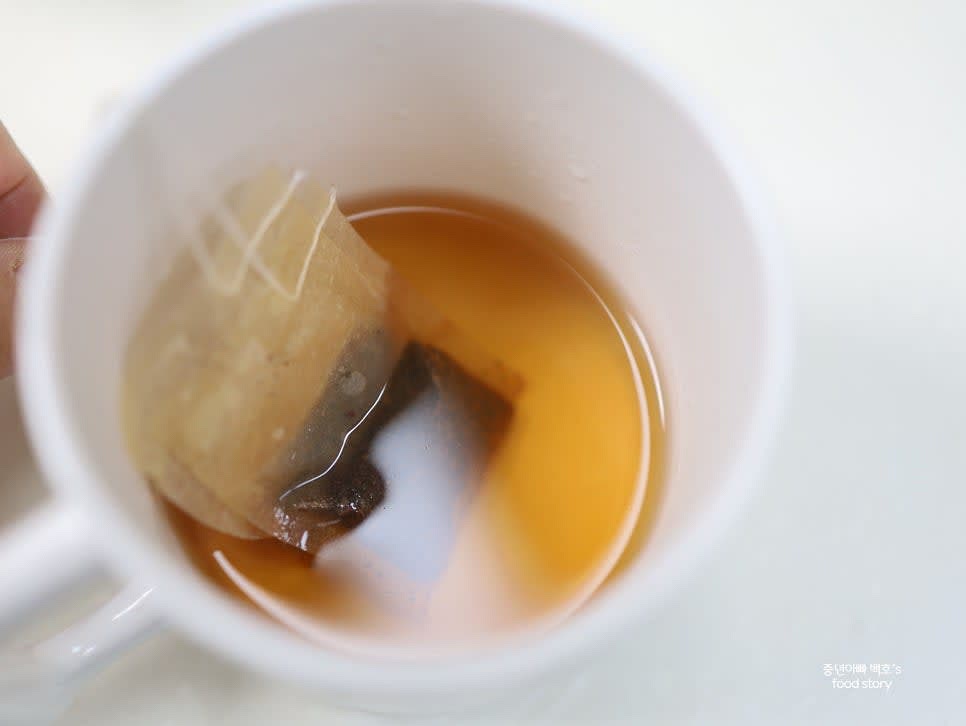 물 100ml를 끓인 후 조금 식힌 후 티백 2개를 넣어 우려냅니다.