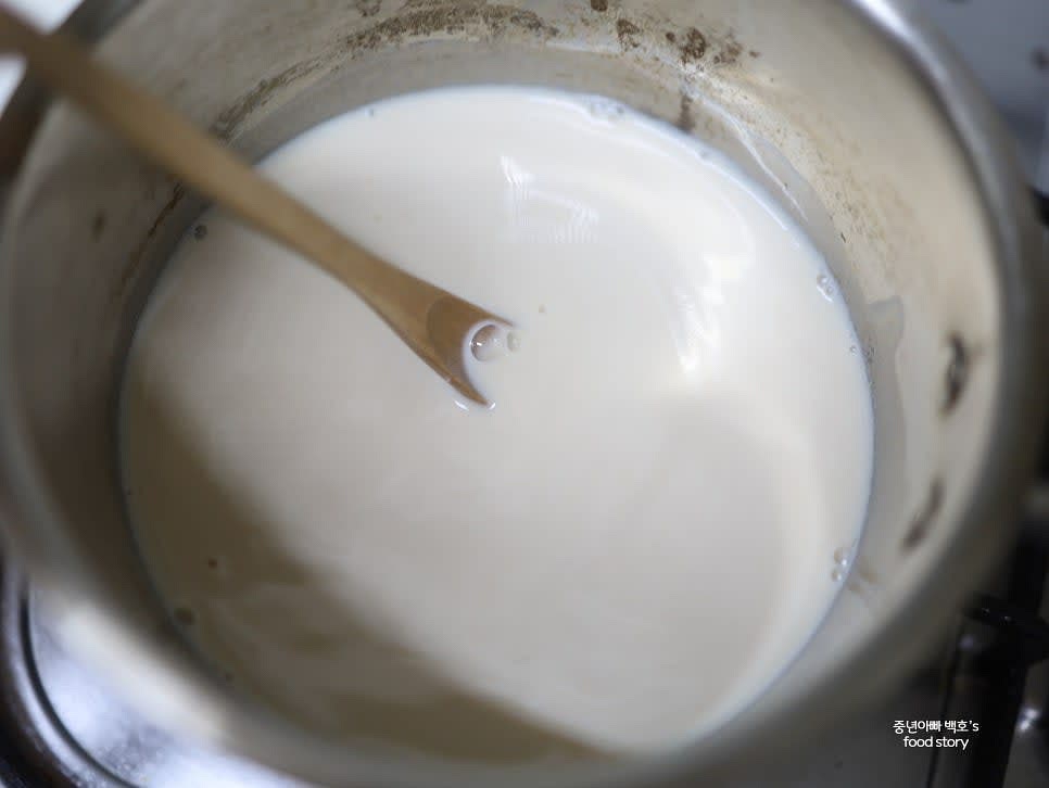 물에 티백을 우려낸 후, 우유 200ml를 냄비에 넣어 약불에서 데웁니다.