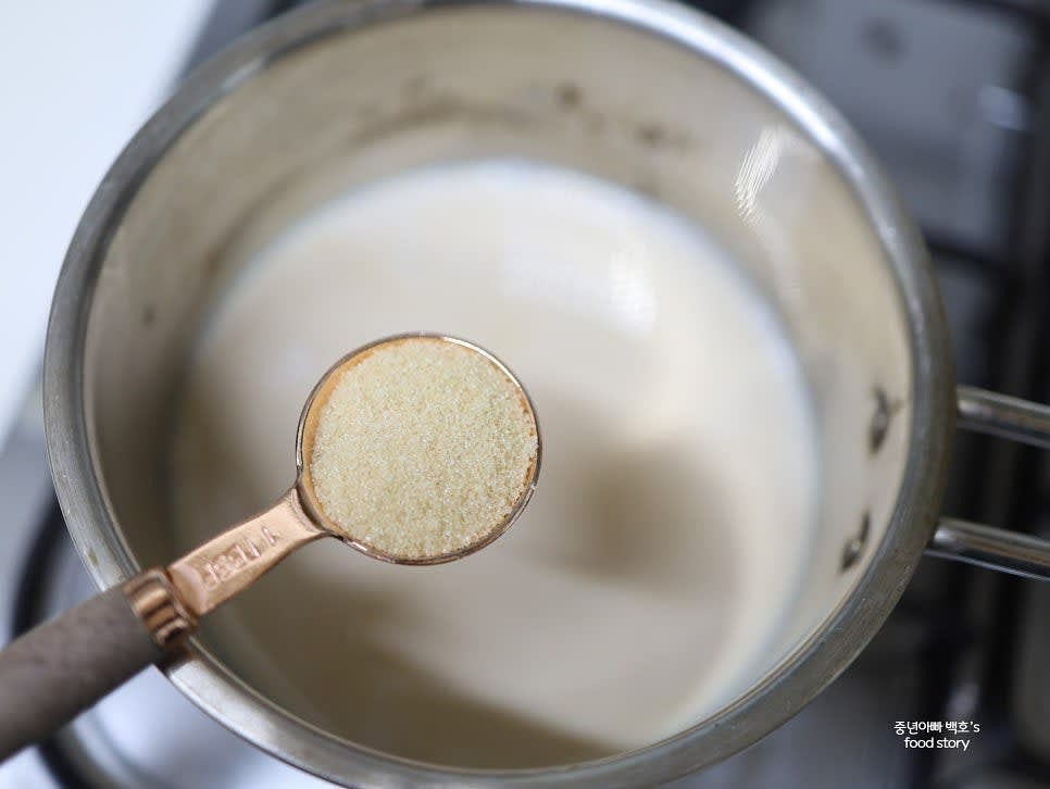 우유가 데워질 때 황설탕 1스푼을 넣어 섞어줍니다.