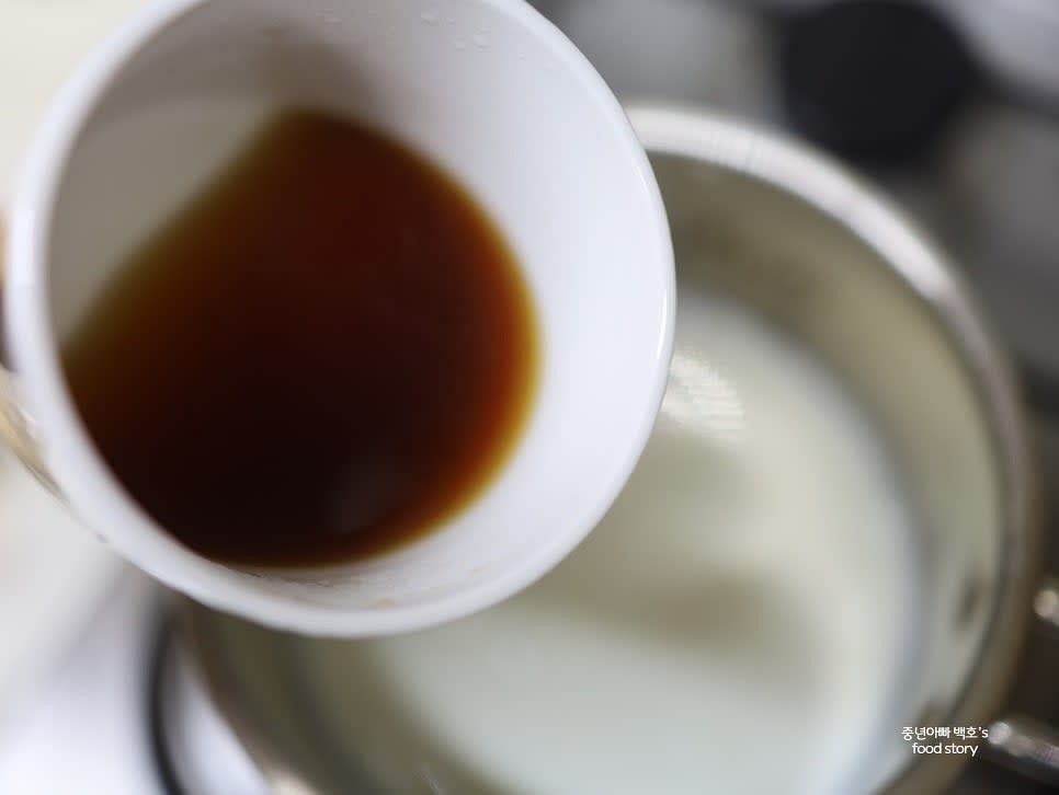 우려낸 홍차를 데운 우유에 섞어 밀크티를 완성합니다.