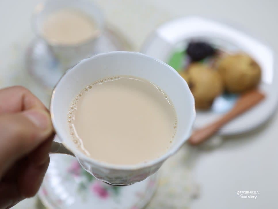 티와 우유를 섞어준 후, 잔에 담아 따뜻하게 즐기세요.