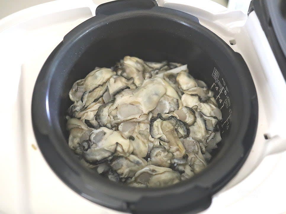 채반에 발혀 물기를 뺀 굴을 무 위에 올려 주세요.