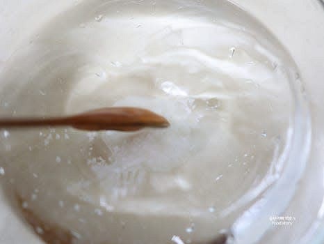 소금물(미지근한 물에 소금을 녹인 상태)을 준비하여 굴을 헹구어줍니다. 소금물은 불순물 제거와 굴 본연의 맛을 유지하는 데 도움이 됩니다.