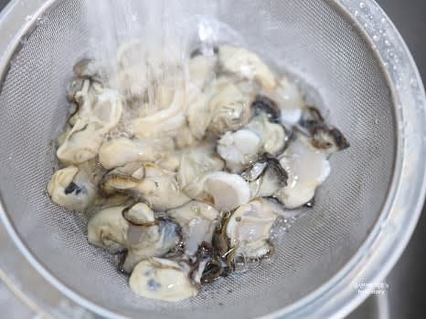 깨끗한 물로 굴을 다시 한 번 헹군 후 채반에 놓아 자연스럽게 물기를 말립니다.