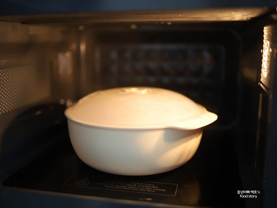 호빵 전자레인지 조리법: 호빵에 랩을 씌우거나 전용 용기에 담아 측면에 물을 조금 추가합니다. 700W 기준 1분 30초~2분간 데워주세요. 빠르고 간편하게 조리가 가능합니다.