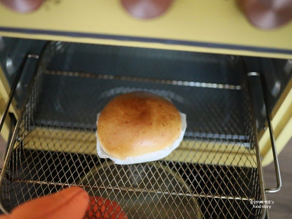 호빵 에어프라이어 조리법: 에어프라이어 바닥에 호빵이 달라붙지 않도록 종이나 팬을 깔아주세요. 160°C에서 10분간 구워줍니다. 노릇노릇하고 겉이 바삭한 식감을 즐길 수 있습니다. 식용유를 살짝 발라주면 더 바삭하게 구울 수 있습니다.