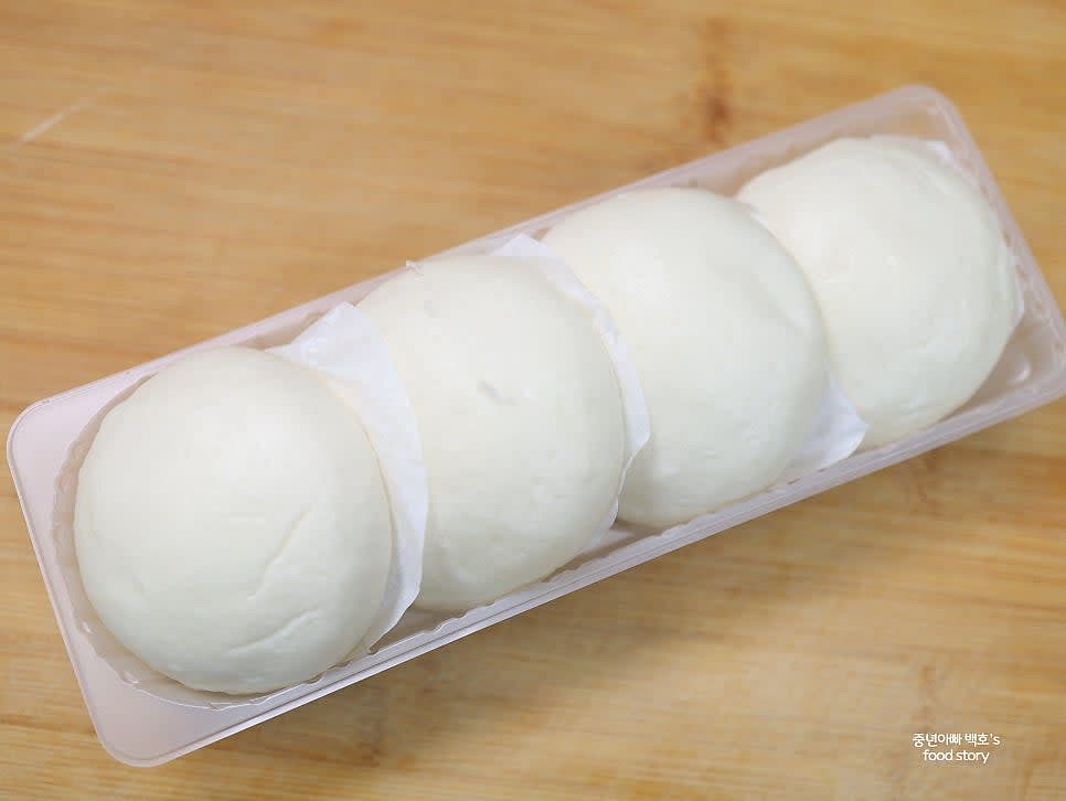 호빵 보관 팁: 호빵의 소비기한이 길지 않으므로 개봉 후 지퍼백에 넣어 냉동 보관하세요. 다음날 먹을 예정이라면 전자레인지 전용 용기에 담아 보관하면 간편하게 사용할 수 있습니다.