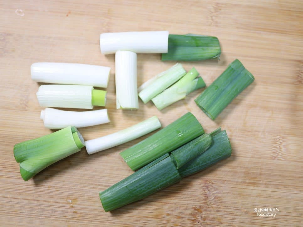 대파는 1~1.5대 정도를 준비해 3~4cm 길이로 잘라주세요.