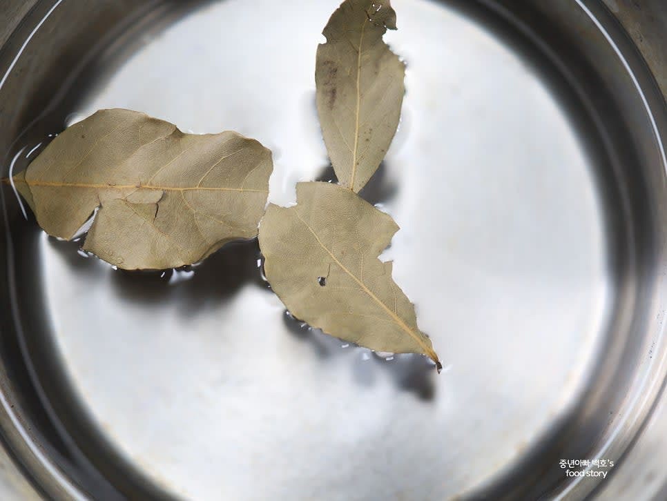 냄비에 생수 1500ml를 넣고 준비한 월계수 잎 3장을 추가하세요.