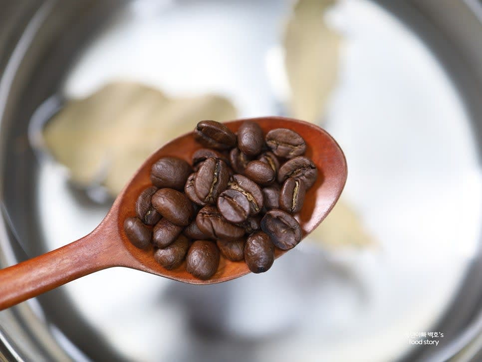 커피 원두 1스푼과 통후추 1/2티스푼을 냄비에 넣어주세요.