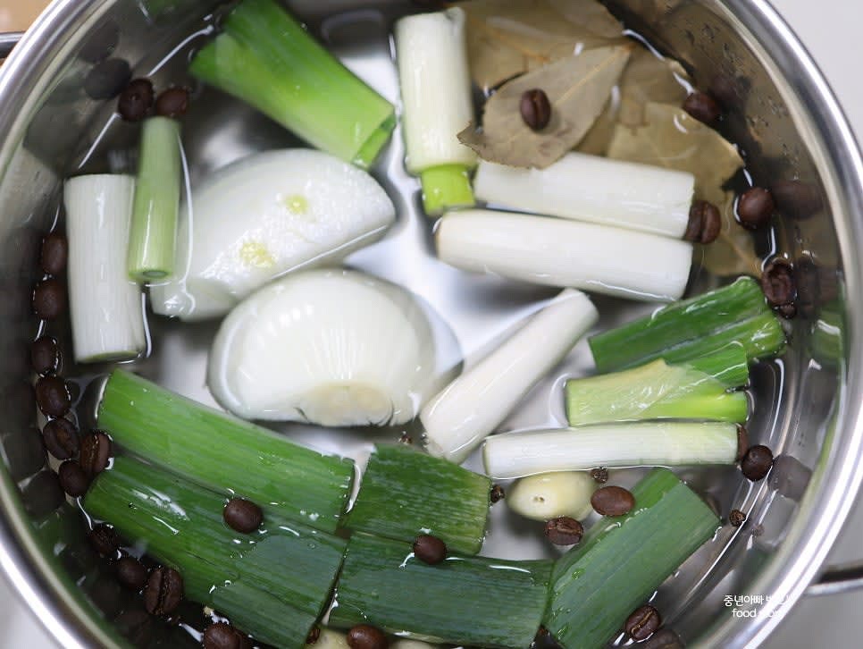 통마늘 5알과 생강 1조각, 양파 1/2개를 냄비에 추가하세요.