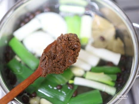 된장 1스푼을 넣고 물에 잘 풀어줍니다.