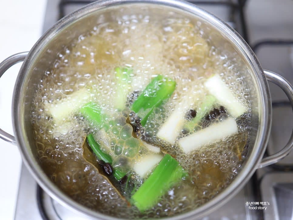 냄비를 센 불에 올리고 물이 팔팔 끓을 때까지 가열하세요.