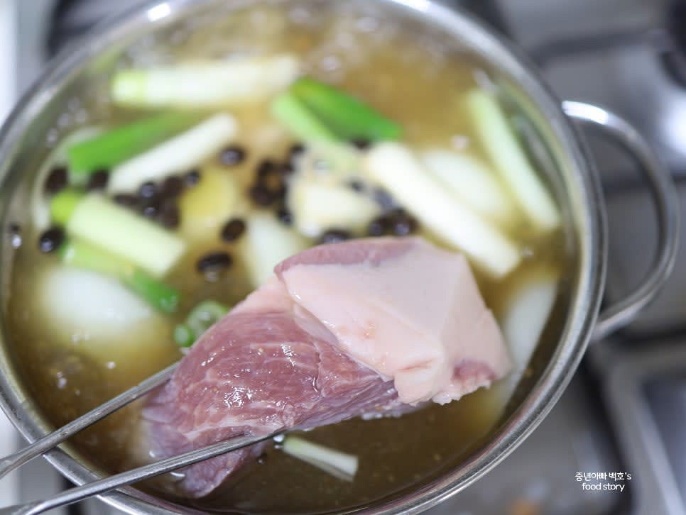 물이 끓으면 돼지고기 목살을 비계가 위로 향하도록 넣어주세요.