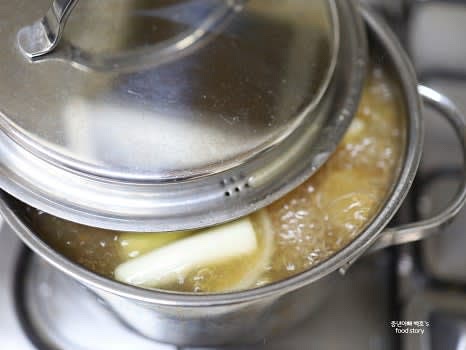 센 불에서 20분 동안 뚜껑을 조금 열어 두고 끓여주세요. 넘칠 수 있으니 주의하세요.