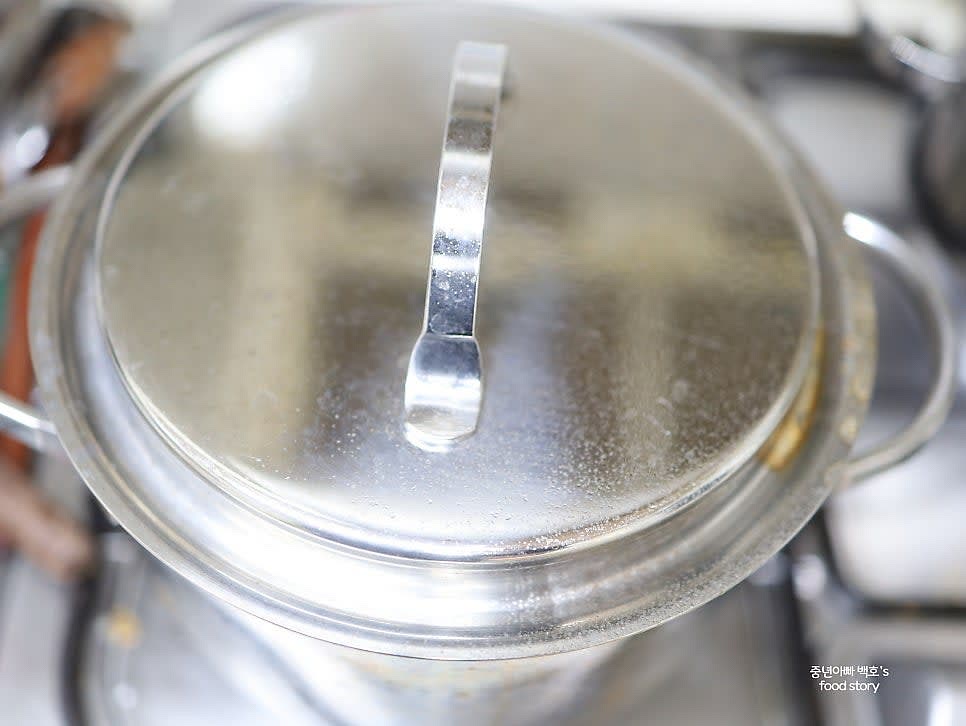 20분 후 약불로 낮추고 뚜껑을 닫은 채로 10분간 더 끓여줍니다.