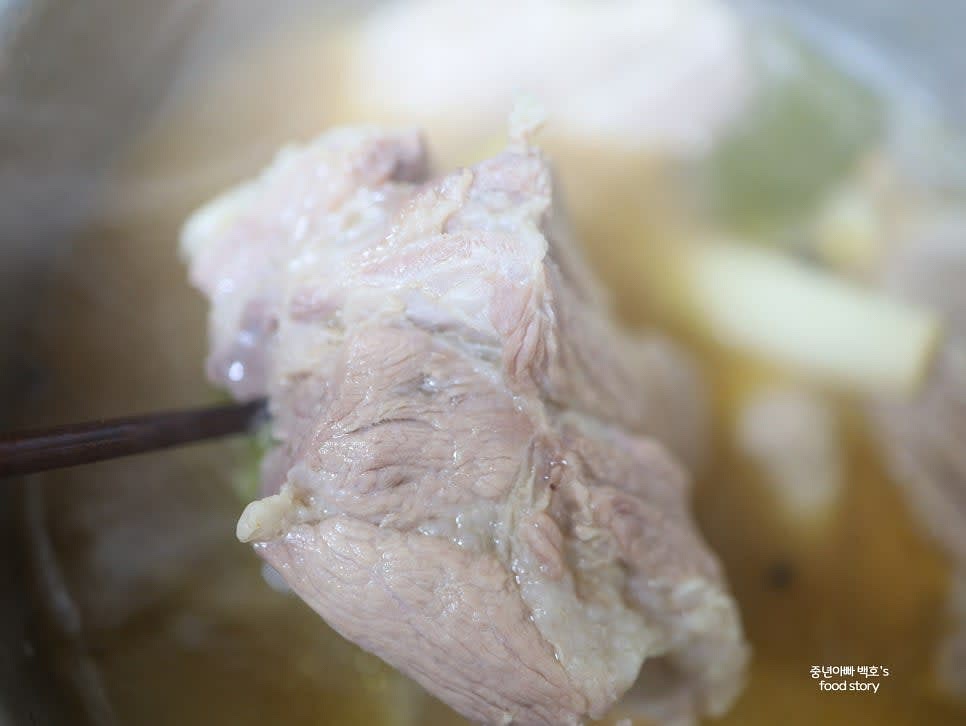 젓가락으로 돼지고기 중앙을 찔러 핏물이 나오지 않으면 완성입니다.