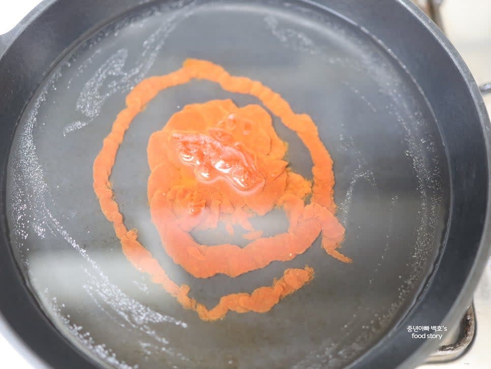 냄비에 물 500ml를 붓고 제공된 소스의 절반을 넣어주세요.