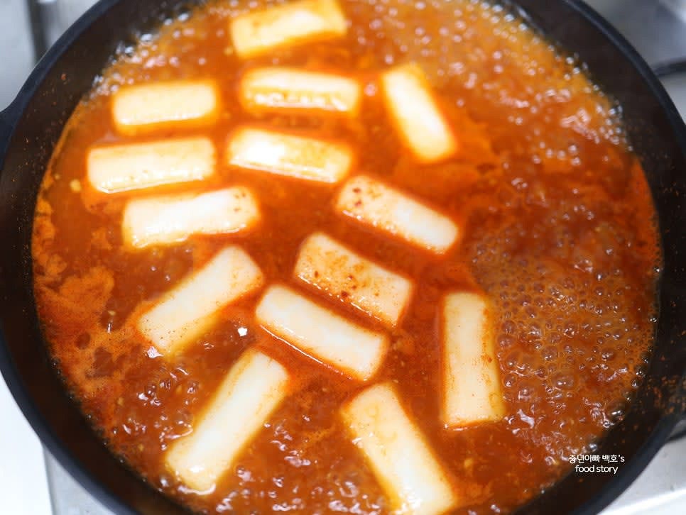 떡을 넣고 센 불에서 팔팔 끓여주세요.