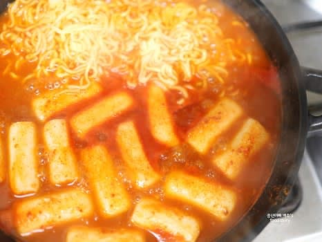 불을 중불로 낮추고 떡볶이를 졸여줍니다.