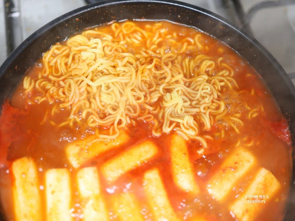 라면이 너무 풀어지지 않도록 1분 정도만 삶아 팬에 추가한 후 잘 섞어줍니다.