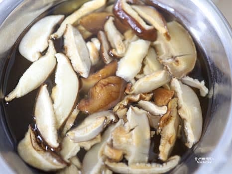 말린 목이버섯과 표고버섯을 미지근한 물에 담가 30분간 불려줍니다.